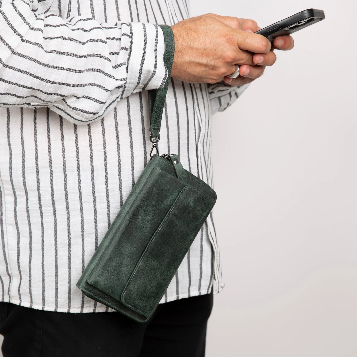 Anchorage Leather Wallet – Phone Holder & 12 Card Slots